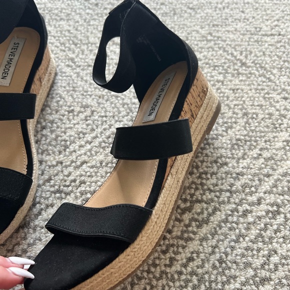 STEVE MADDEN BLACK PLATFORM SANDALS! - Picture 2 of 4